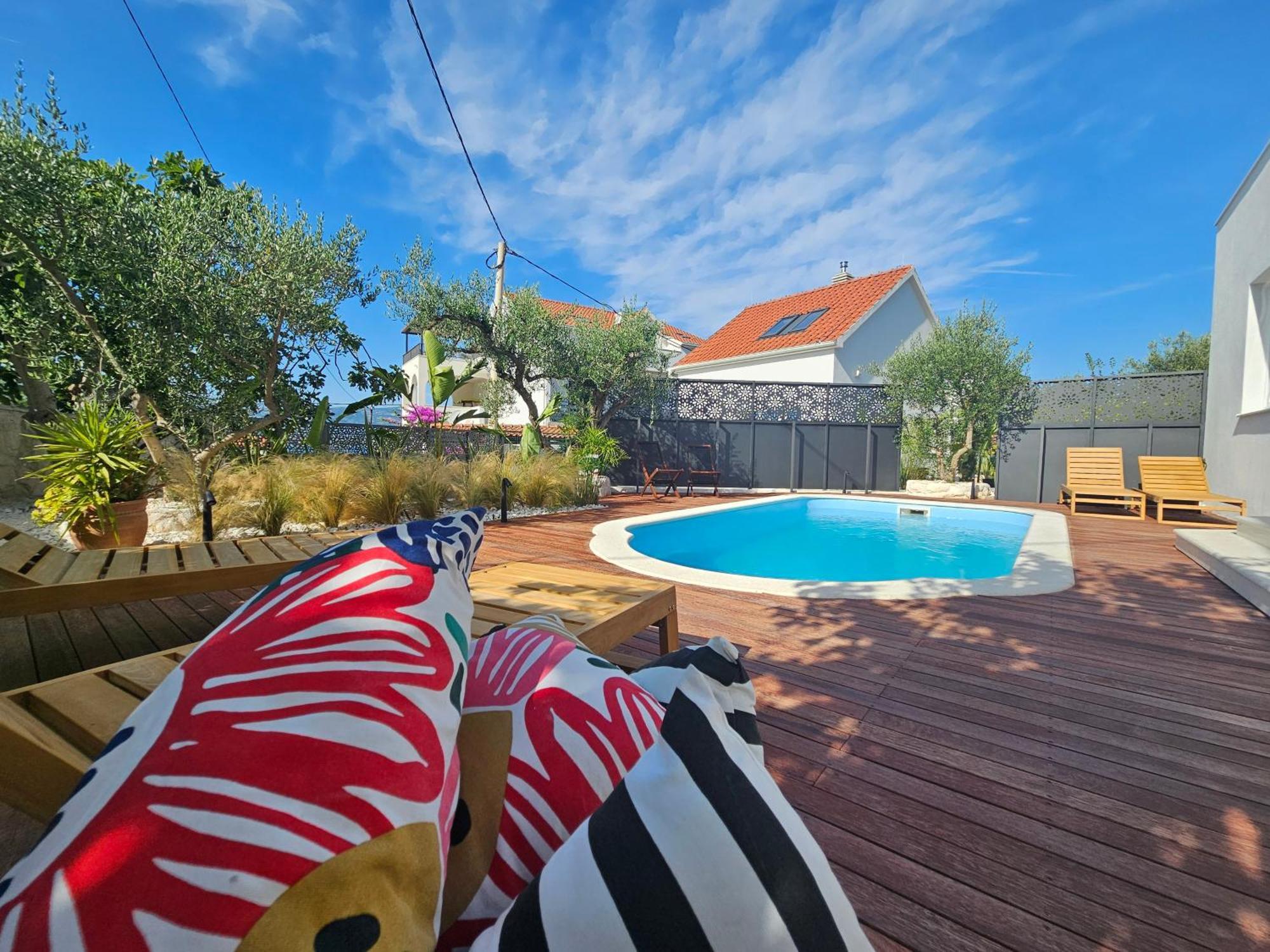 The Three Flowers Pool House Трогир Екстериор снимка