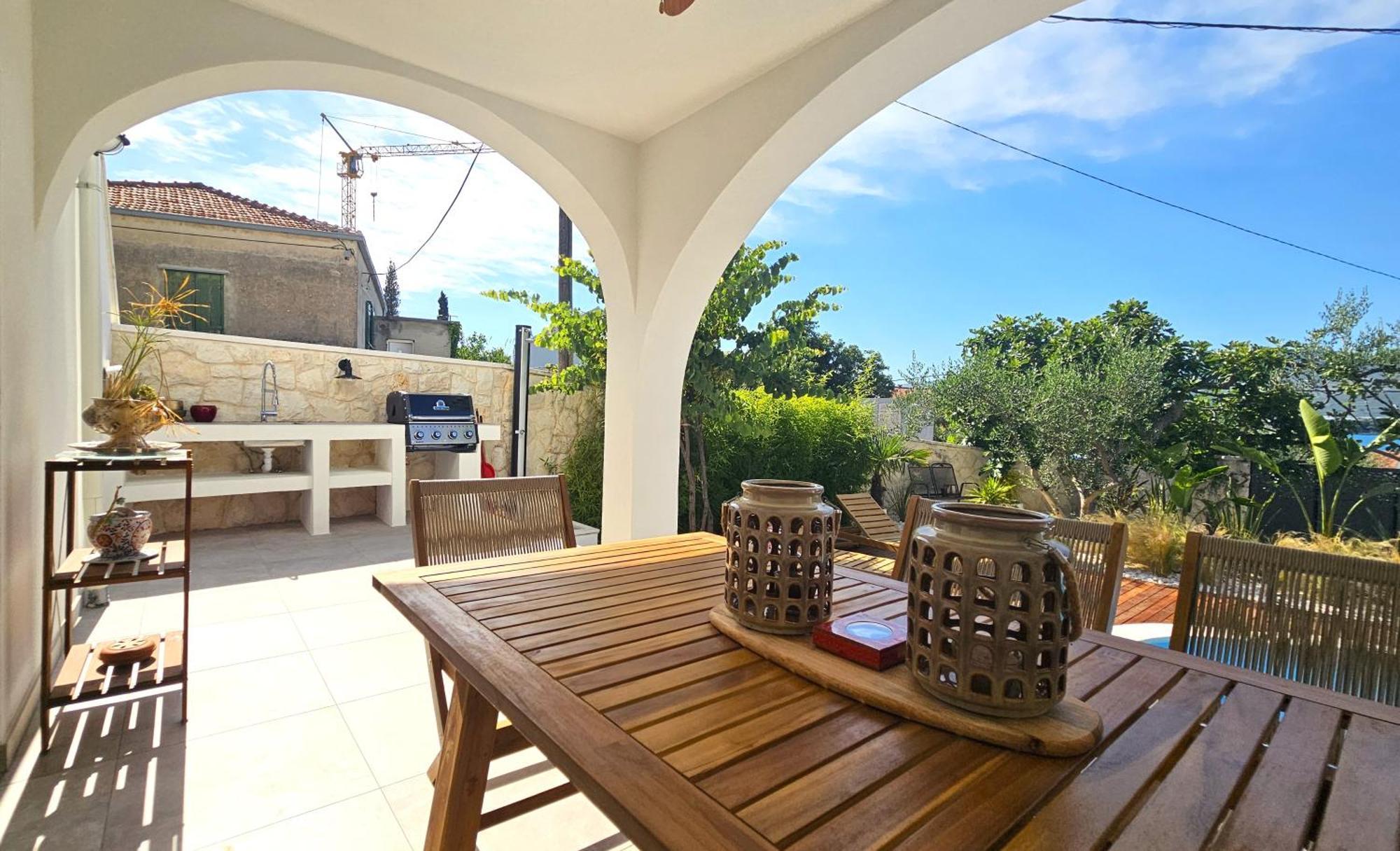 The Three Flowers Pool House Трогир Екстериор снимка