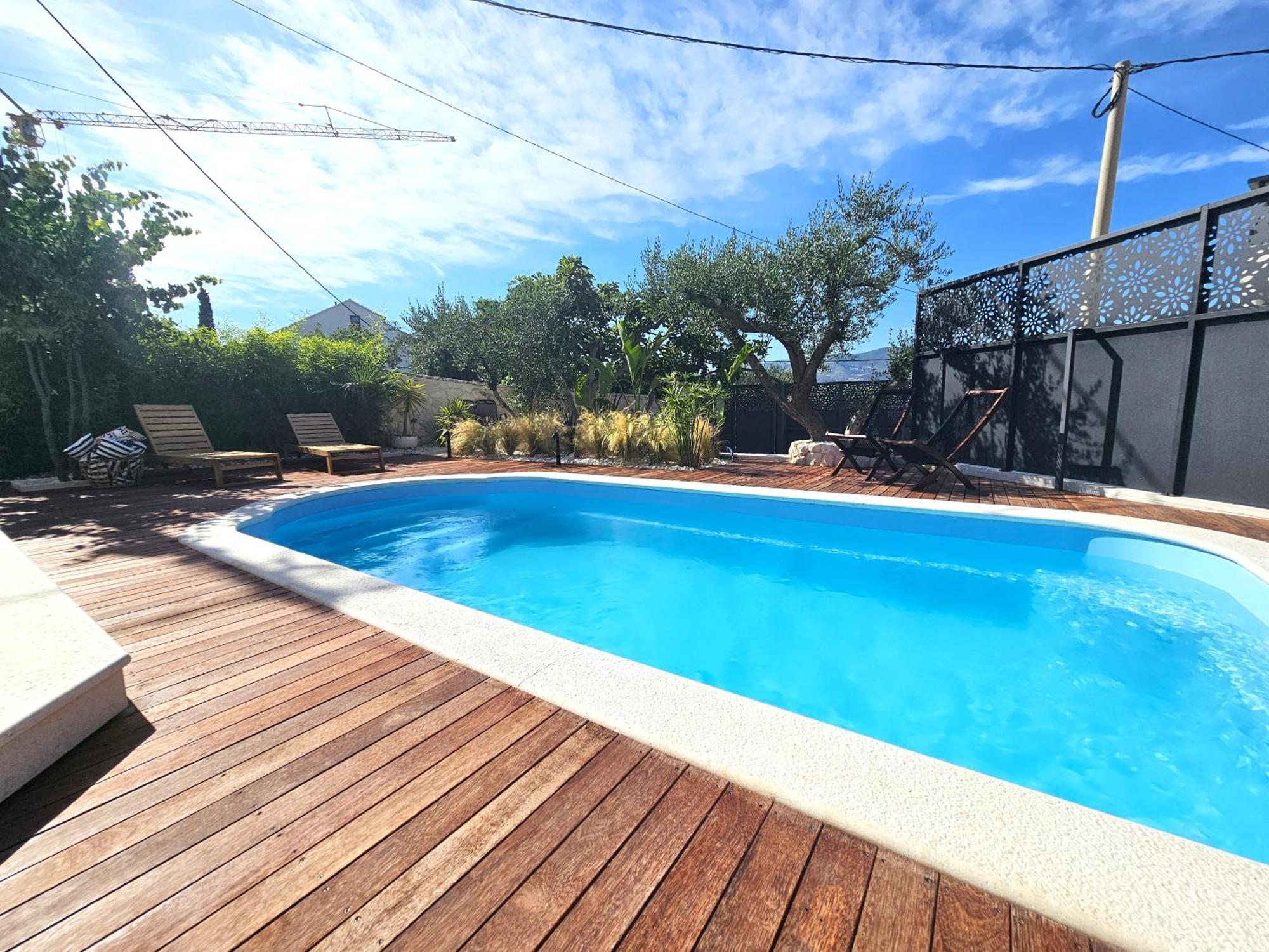 The Three Flowers Pool House Трогир Екстериор снимка