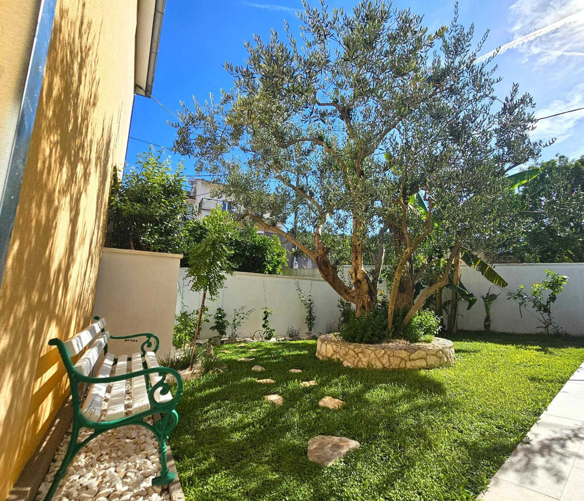 The Three Flowers Pool House Трогир Екстериор снимка