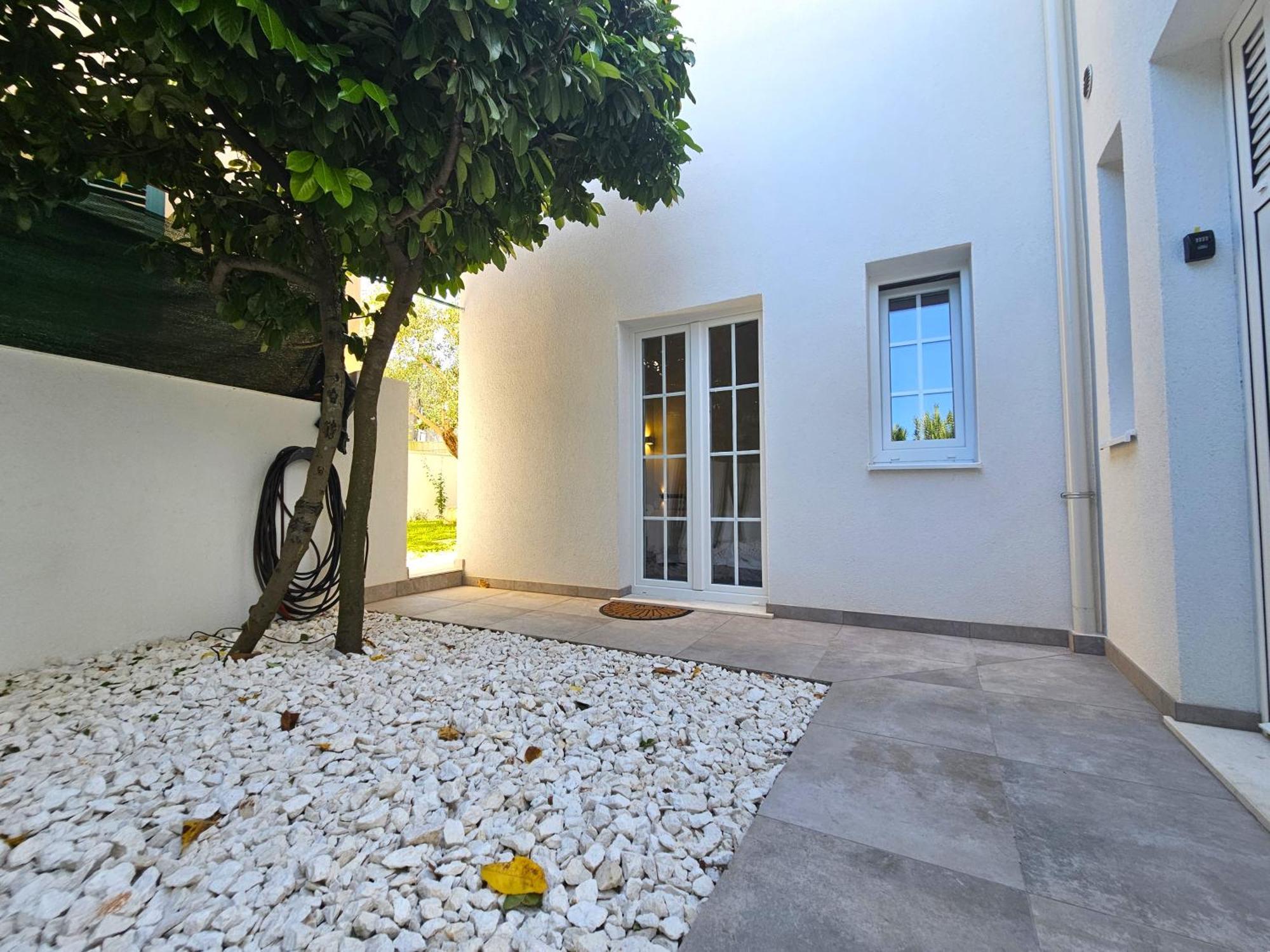 The Three Flowers Pool House Трогир Екстериор снимка