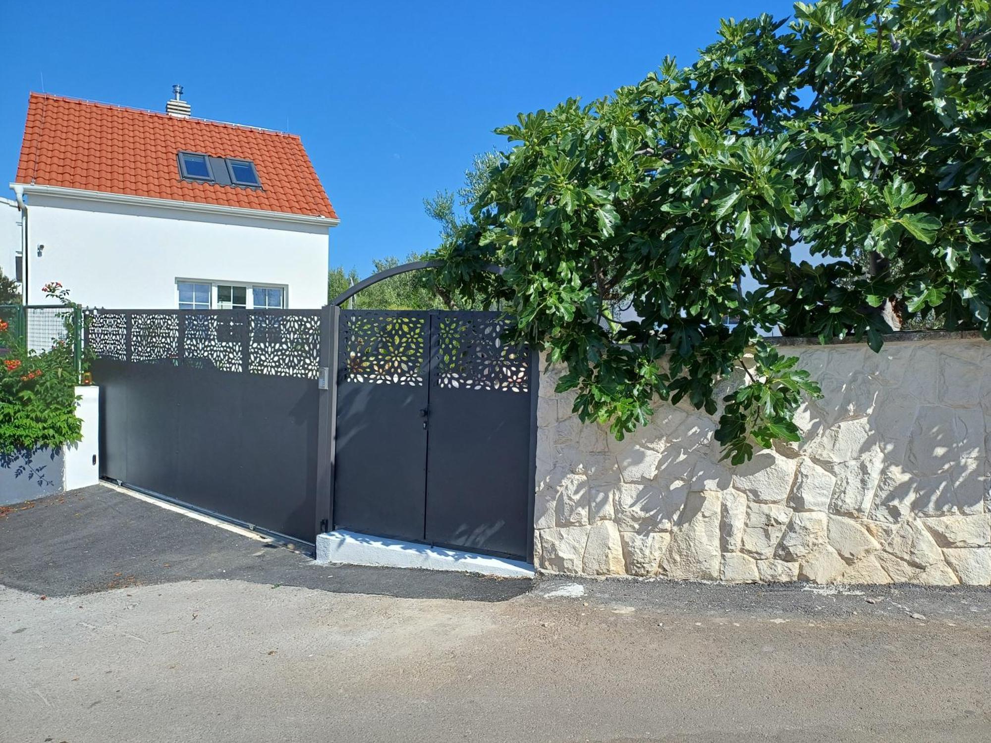 The Three Flowers Pool House Трогир Екстериор снимка
